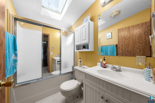 305 N Rochelle Pl Place, Sioux Falls, SD 57110