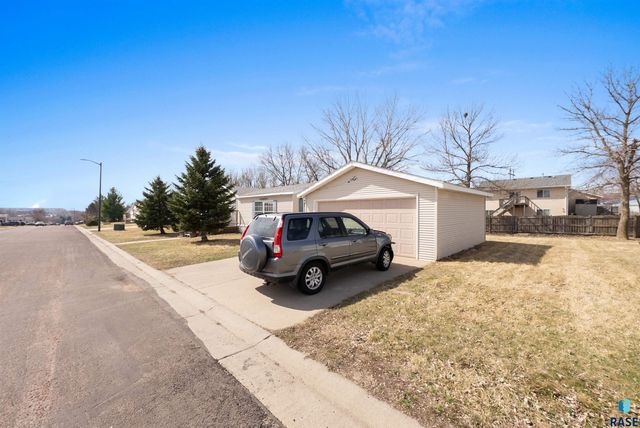 305 N Rochelle Pl Place, Sioux Falls, SD 57110