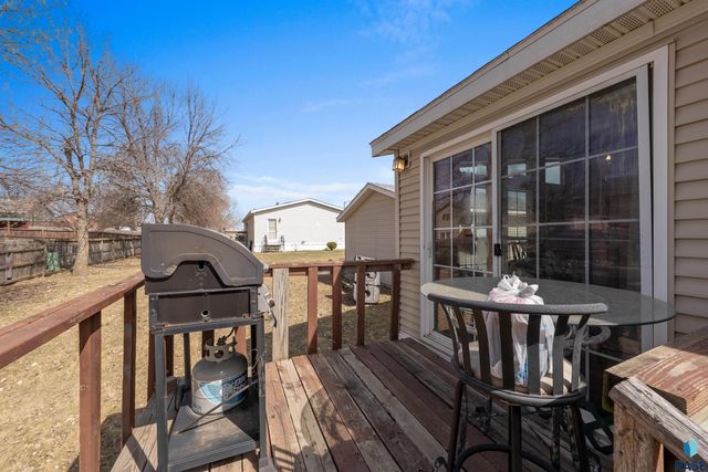 305 N Rochelle Pl Place, Sioux Falls, SD 57110