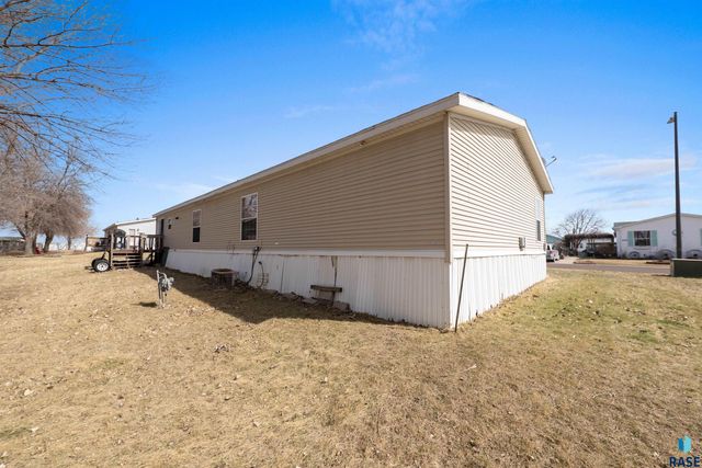 305 N Rochelle Pl Place, Sioux Falls, SD 57110