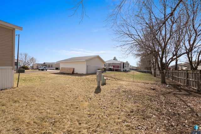 305 N Rochelle Pl Place, Sioux Falls, SD 57110