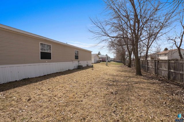 305 N Rochelle Pl Place, Sioux Falls, SD 57110
