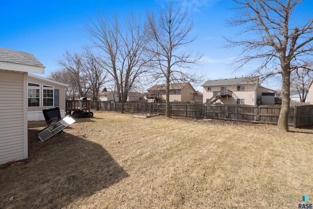 305 N Rochelle Pl Place, Sioux Falls, SD 57110