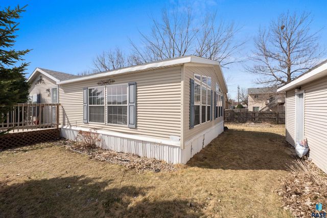 305 N Rochelle Pl Place, Sioux Falls, SD 57110