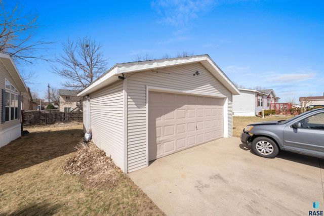 305 N Rochelle Pl Place, Sioux Falls, SD 57110