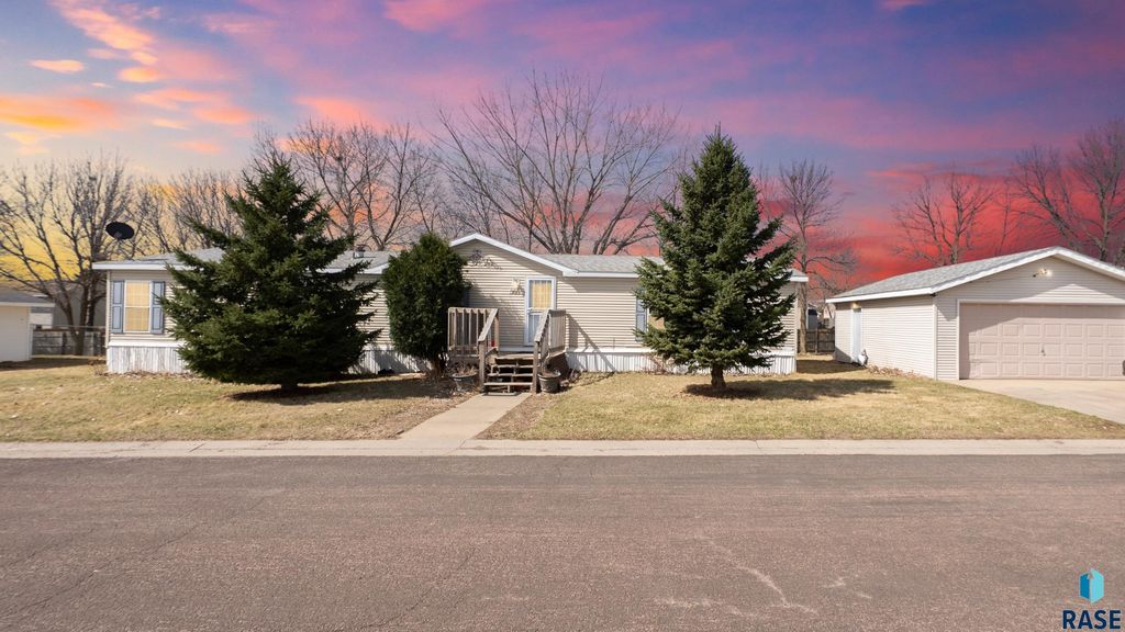 305 N Rochelle Pl Place, Sioux Falls, SD 57110