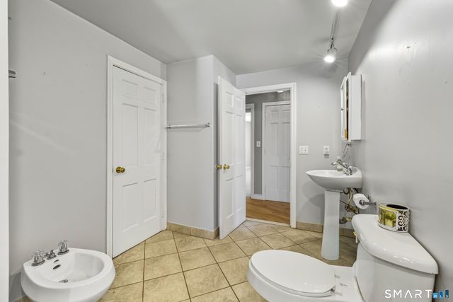 16 Merrywood Lane, East Lyme, CT 06333