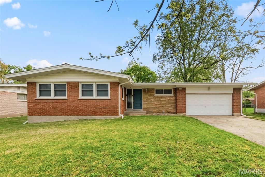 2100 Argo Drive, Florissant, MO 63031