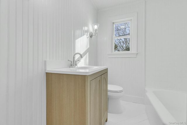 33 Oceanview Road, Hampton Bays, NY 11946