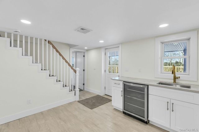 33 Oceanview Road, Hampton Bays, NY 11946