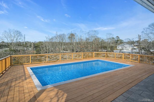 33 Oceanview Road, Hampton Bays, NY 11946