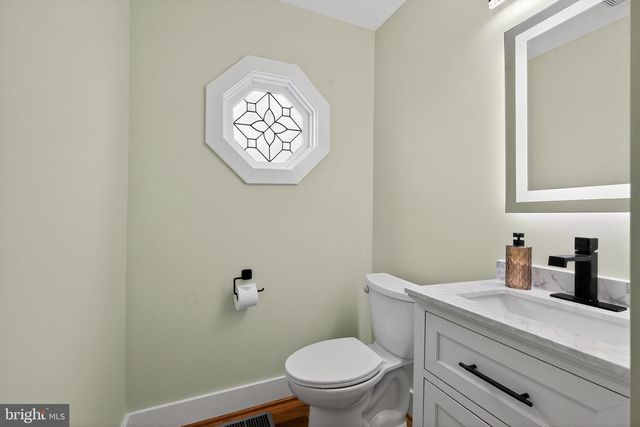 1943 S LOWELL ST, Arlington, VA 22204