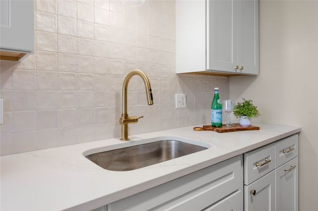 402 Forest Ridge Dr, Forest Hills Boro, PA 15221