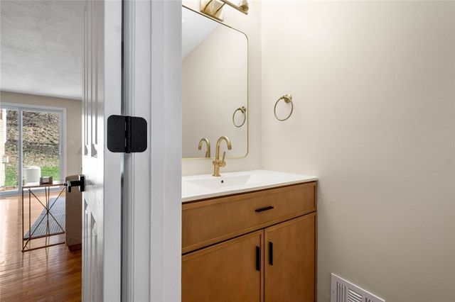 402 Forest Ridge Dr, Forest Hills Boro, PA 15221