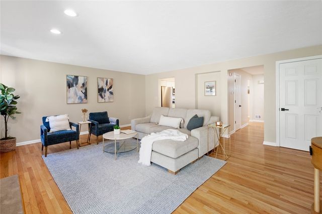 402 Forest Ridge Dr, Forest Hills Boro, PA 15221