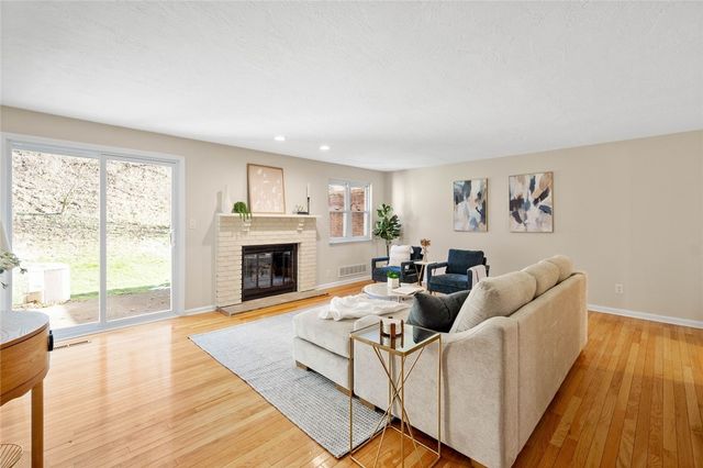 402 Forest Ridge Dr, Forest Hills Boro, PA 15221