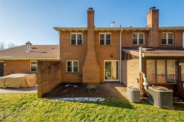 402 Forest Ridge Dr, Forest Hills Boro, PA 15221