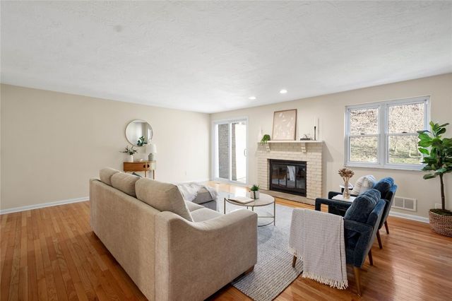 402 Forest Ridge Dr, Forest Hills Boro, PA 15221