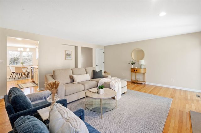 402 Forest Ridge Dr, Forest Hills Boro, PA 15221