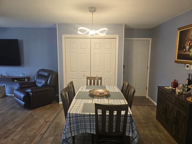 161 W ELK Trail W 263, Carol Stream, IL 60188