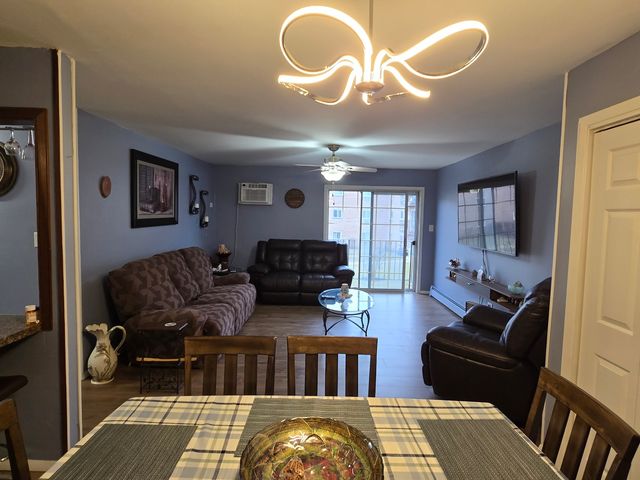 161 W ELK Trail W 263, Carol Stream, IL 60188