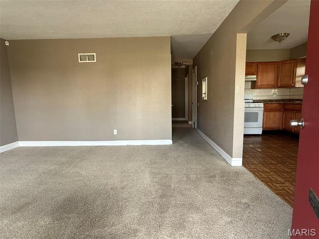 6737 Kenwood Drive, St Louis, MO 63121