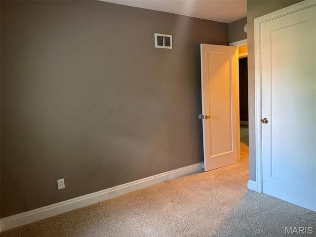 6737 Kenwood Drive, St Louis, MO 63121