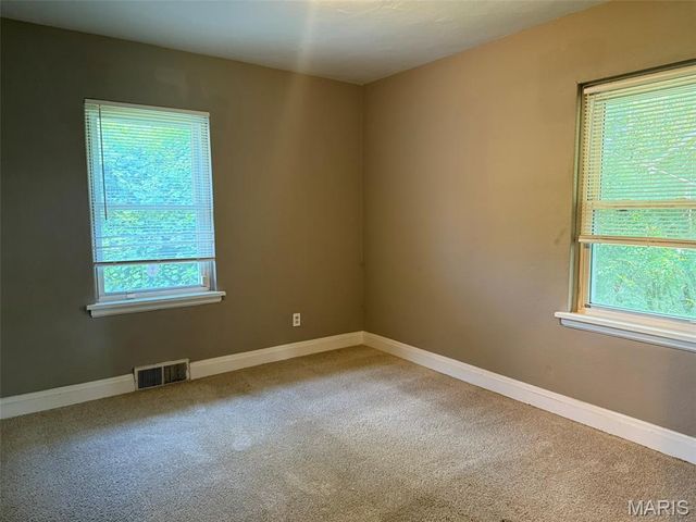 6737 Kenwood Drive, St Louis, MO 63121