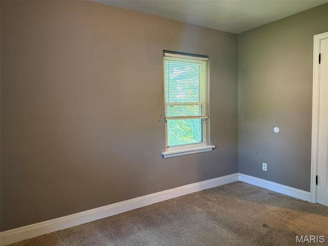6737 Kenwood Drive, St Louis, MO 63121