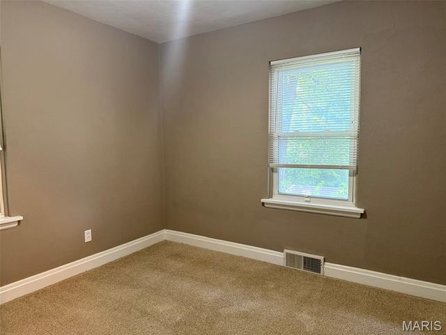 6737 Kenwood Drive, St Louis, MO 63121
