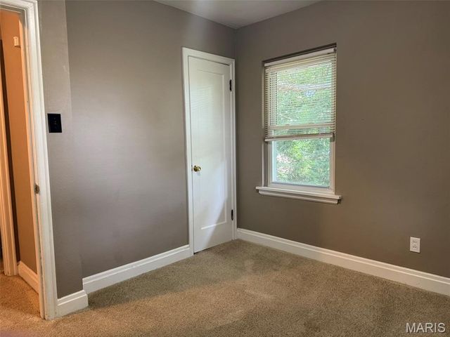 6737 Kenwood Drive, St Louis, MO 63121