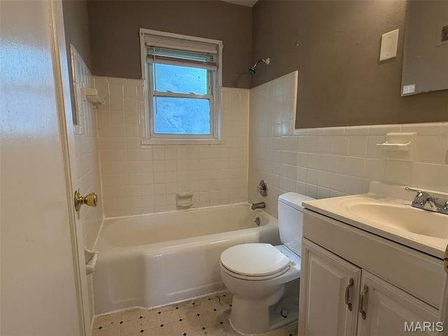 6737 Kenwood Drive, St Louis, MO 63121