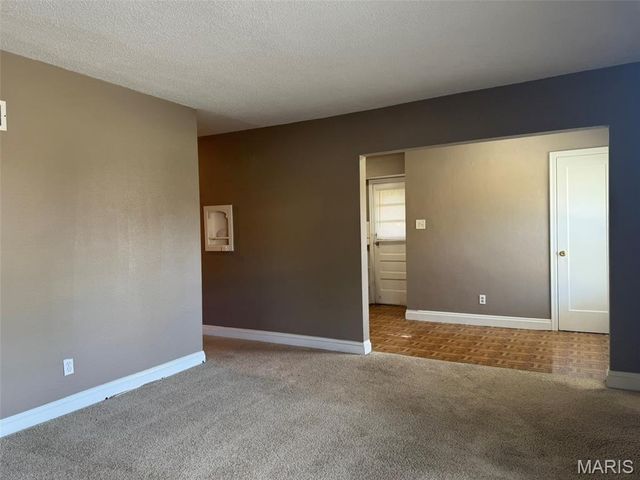 6737 Kenwood Drive, St Louis, MO 63121