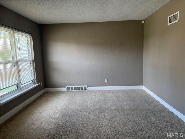 6737 Kenwood Drive, St Louis, MO 63121