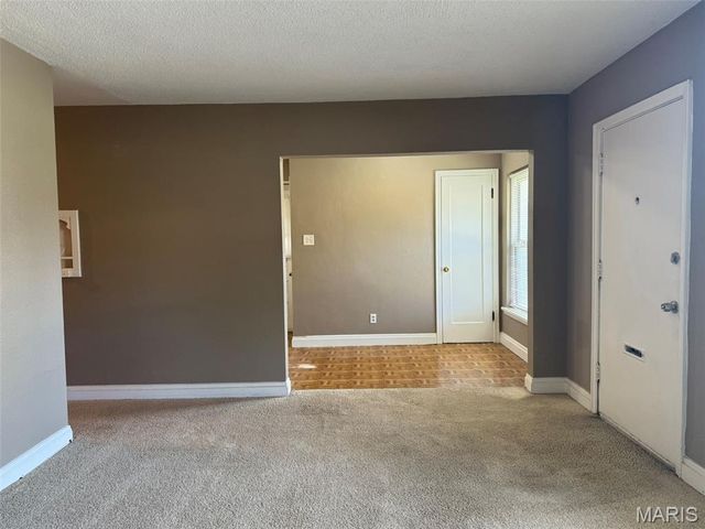 6737 Kenwood Drive, St Louis, MO 63121
