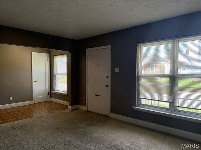 6737 Kenwood Drive, St Louis, MO 63121