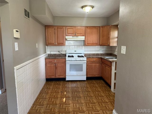 6737 Kenwood Drive, St Louis, MO 63121