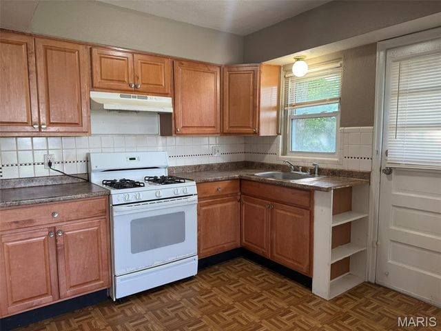 6737 Kenwood Drive, St Louis, MO 63121