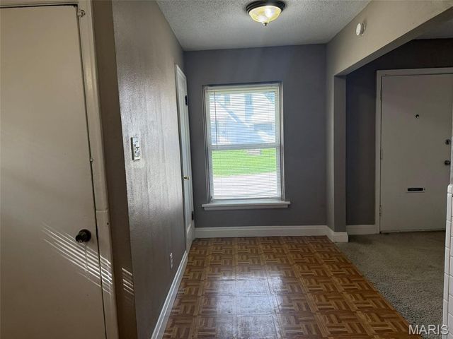 6737 Kenwood Drive, St Louis, MO 63121