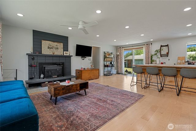205 Washington Ave S, Eatonville, WA 98328