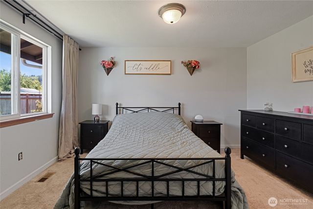 205 Washington Ave S, Eatonville, WA 98328