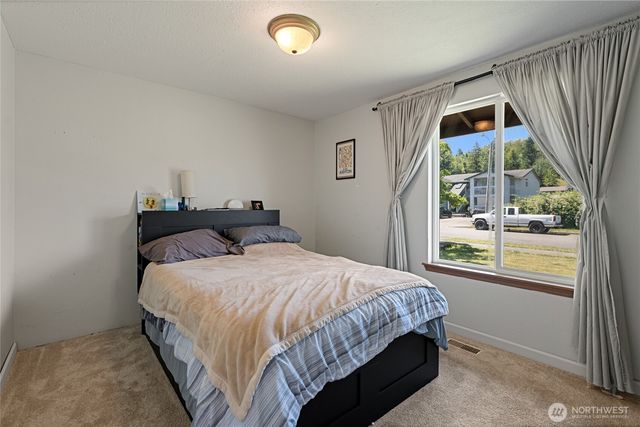 205 Washington Ave S, Eatonville, WA 98328