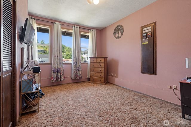 205 Washington Ave S, Eatonville, WA 98328