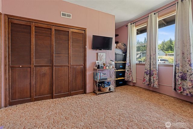 205 Washington Ave S, Eatonville, WA 98328
