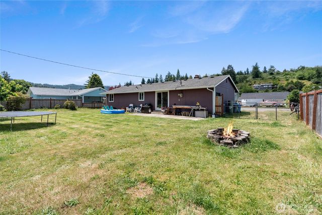 205 Washington Ave S, Eatonville, WA 98328
