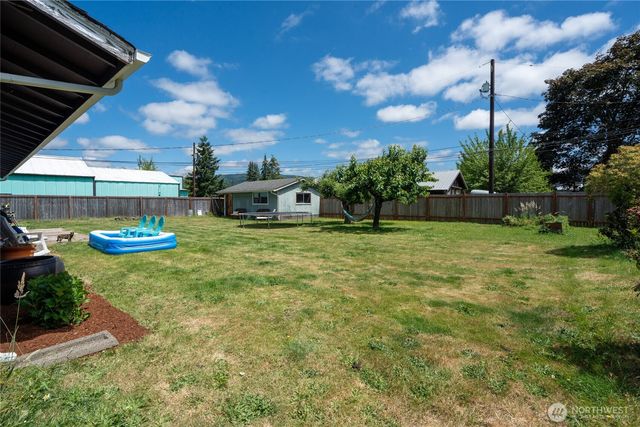 205 Washington Ave S, Eatonville, WA 98328
