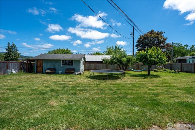 205 Washington Ave S, Eatonville, WA 98328