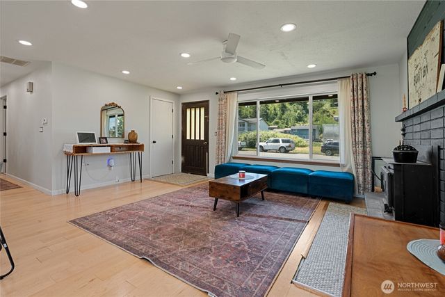 205 Washington Ave S, Eatonville, WA 98328