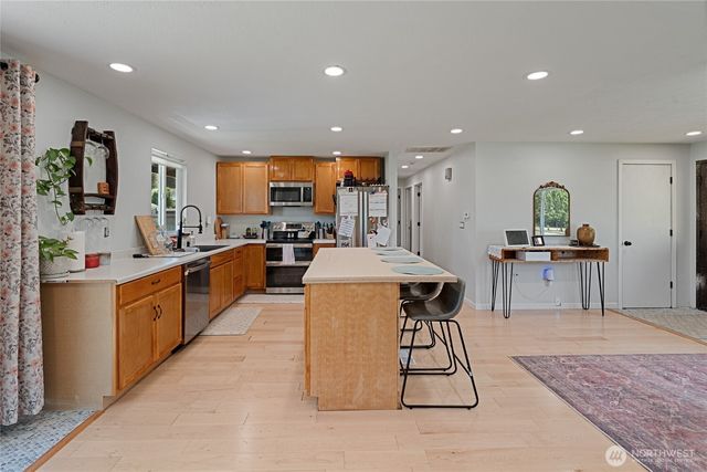 205 Washington Ave S, Eatonville, WA 98328