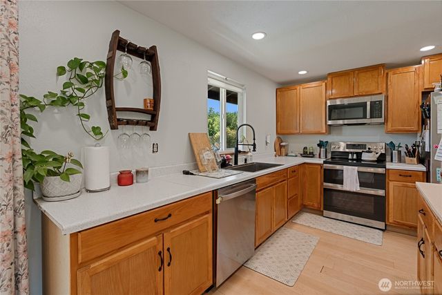 205 Washington Ave S, Eatonville, WA 98328